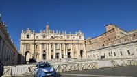 Warten vor dem Petersdom  &ndash; &copy; Marlies Thrum (Eberhardt TRAVEL)