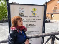 Mongiana. Claudia und das kalabresische Wappen &ndash; &copy; Heike Jack (Eberhardt TRAVEL)
