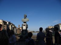 Auf der Ponte Vecchio überwacht Benvenuto Cellini das Geschehen, ein bedeutender Goldschmied. &ndash; &copy; Vivian Kreft (Eberhardt TRAVEL)