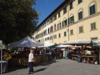 Auf der Piazza S. Spirito ist heute am Sonntag Flohmarkt. &ndash; &copy; Vivian Kreft (Eberhardt TRAVEL)