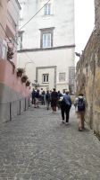 Wir laufen hoch zur Kirche St. Michael &ndash; &copy; Julia Kies (Eberhardt TRAVEL)
