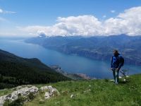 Der Blick auf Gardasee von der Aussichtsplatform der Gondelstation
