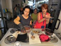 Pizzo. So wird Tartufo gemacht &ndash; &copy; Heike Jack (Eberhardt TRAVEL)
