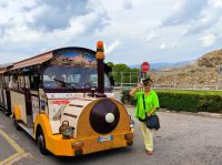 Gerace. Bimmelbahn &ndash; &copy; Heike Jack (Eberhardt TRAVEL)