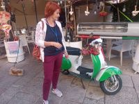Claudia prüft ob die Dekoration auch wirklich die echten I.G.P.-Tropea-Zwiebeln sind &ndash; &copy; Monika Cortese (Eberhardt TRAVEL)