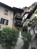 Wanderreise am Gardasee 13.10.24 hübsche verwinkelte schmale Wohnhäuser &ndash; &copy; Renate Schuster (Eberhardt TRAVEL)