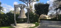 Glocke in den Vatikanischen Gärten  &ndash; &copy; Marlies Thrum (Eberhardt TRAVEL)