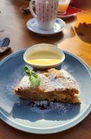 Seiser Alm Einkehr Ritsch-Schwaige-Hütte Apfelstrudel &ndash; &copy; Petra Hady (Eberhardt TRAVEL)