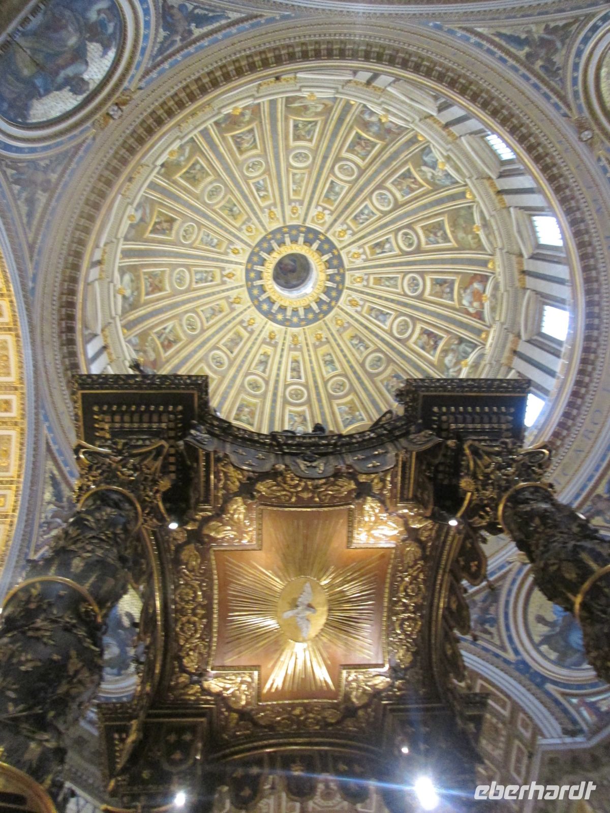 Petersbasilika: Baldachin und Kuppel &ndash; &copy; Heike Heinen (Eberhardt TRAVEL)