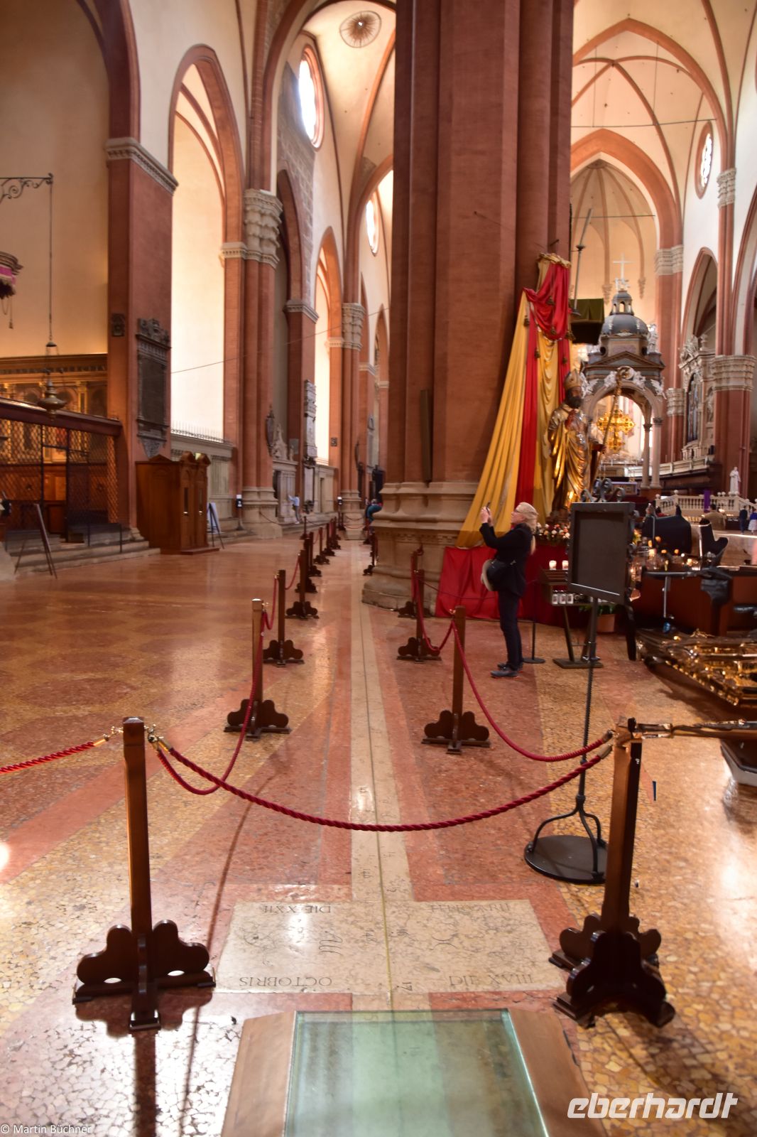 Bologna - Basilica di San Petronio - Meridian angelegt vom Physiker Cassini  &ndash; &copy; Martin Büchner (Eberhardt TRAVEL)