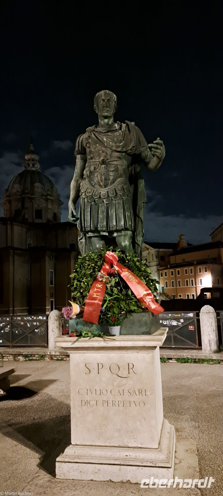 Gaius Julius Caesar - Kranzniederlegung an den Iden des März - Tag seiner Ermordung 44 v. Chr.   &ndash; &copy; Martin Büchner (Eberhardt TRAVEL)