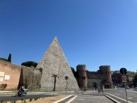 an der Pyramide