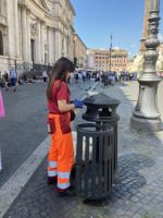 viele weibliche Arbeitskräfte sind in Rom unterwegs &ndash; &copy; Mathias Schirmer (Eberhardt TRAVEL)