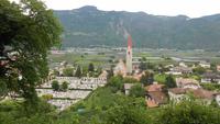 Blick auf die Pfarrkirche in Niederlana
