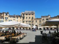 Piazza Anfiteatro in Lucca &ndash; &copy; Alicia Eckert (Eberhardt TRAVEL)