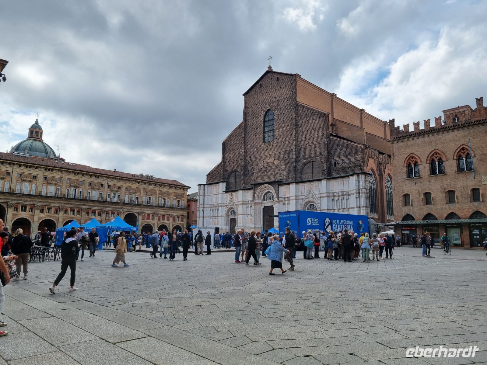 Bologna - Piazza Maggiore mit der Basilika San Petronio  &ndash; &copy; Katrin Deutschbein (Eberhardt TRAVEL)