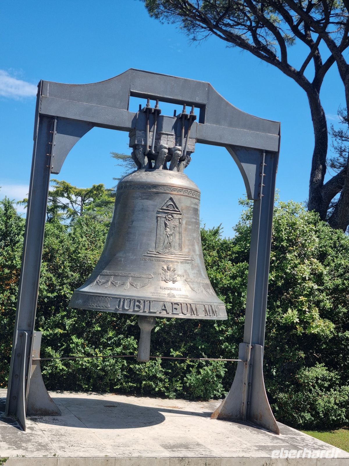 Vatikanische Gärten - Glocke Campana del Giubile (Jubiläumsglocke 2000) &ndash; &copy; Katrin Deutschbein (Eberhardt TRAVEL)