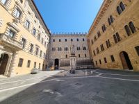 Siena - Piazza Salimbeni mit dem Denkmal Bandinis &ndash; &copy; Katrin Deutschbein (Eberhardt TRAVEL)
