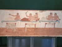 Paestum - Archäologisches Nationalmuseum (Abbildung eines Symposiums im Grab des Springers)   &ndash; &copy; Katrin Deutschbein (Eberhardt TRAVEL)