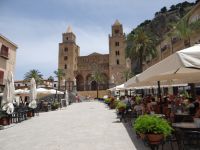 Cefalù, auf dem Domplatz lässt es sich angenehm verweilen. &ndash; &copy; Vivian Kreft (Eberhardt TRAVEL)