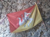 Trinacria - Flagge Symbol von Sizilien  &ndash; &copy; Marieta Beck (Eberhardt TRAVEL)
