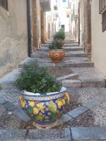 hier mal anders - Blumentöpfe aus Keramik -  Cefalù - Sizilien &ndash; &copy; Marieta Beck (Eberhardt TRAVEL)