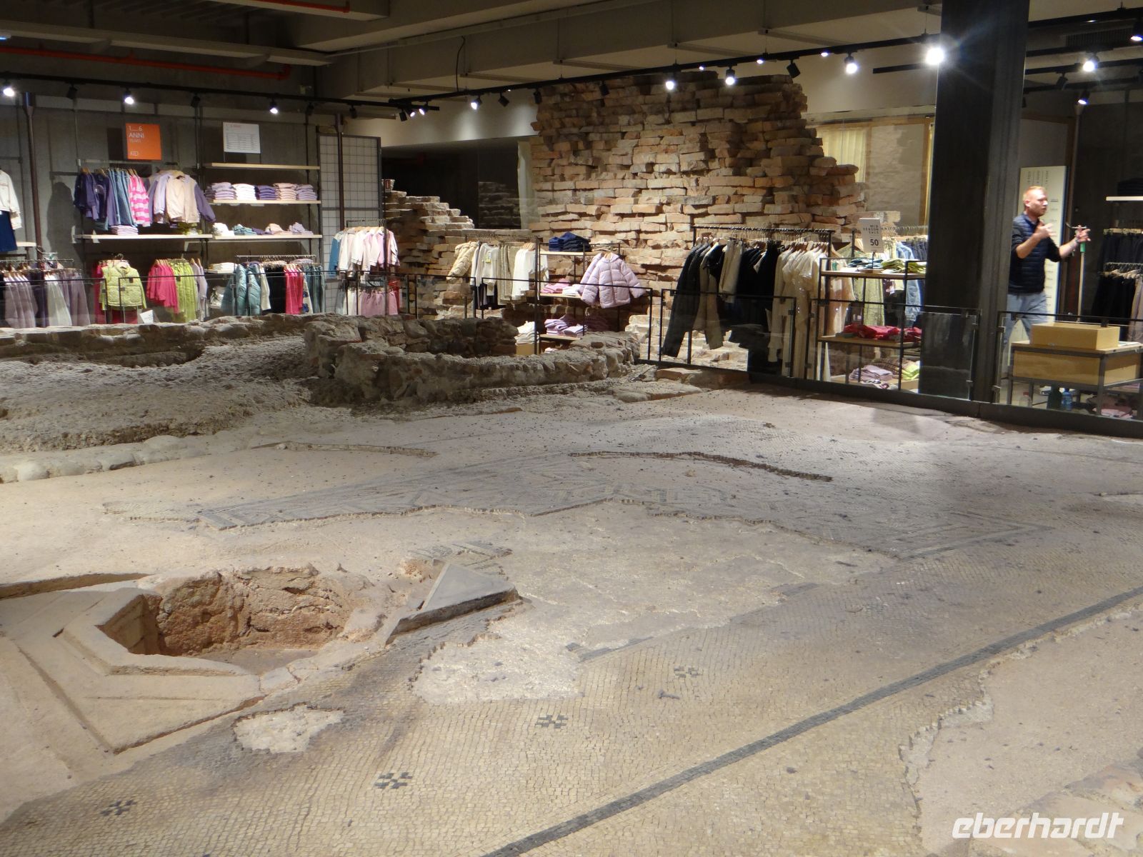 Verona, sehr versteckt  – römische Ausgrabung im Keller von Benetton. &ndash; &copy; Vivian Kreft (Eberhardt TRAVEL)