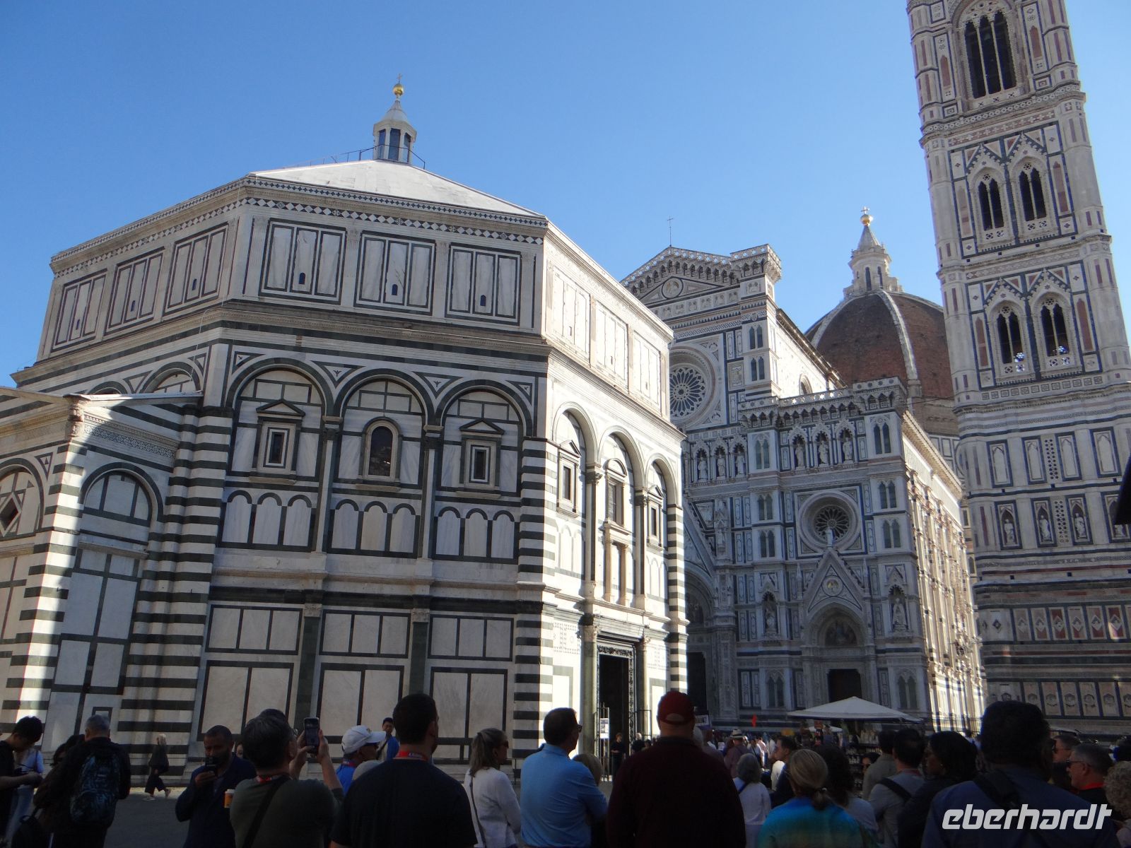 Florenz, Dom Santa Maria del Fiore, durch noch so schmale Gasse leuchtet die weiße Marmorverkleidung. &ndash; &copy; Vivian Kreft (Eberhardt TRAVEL)