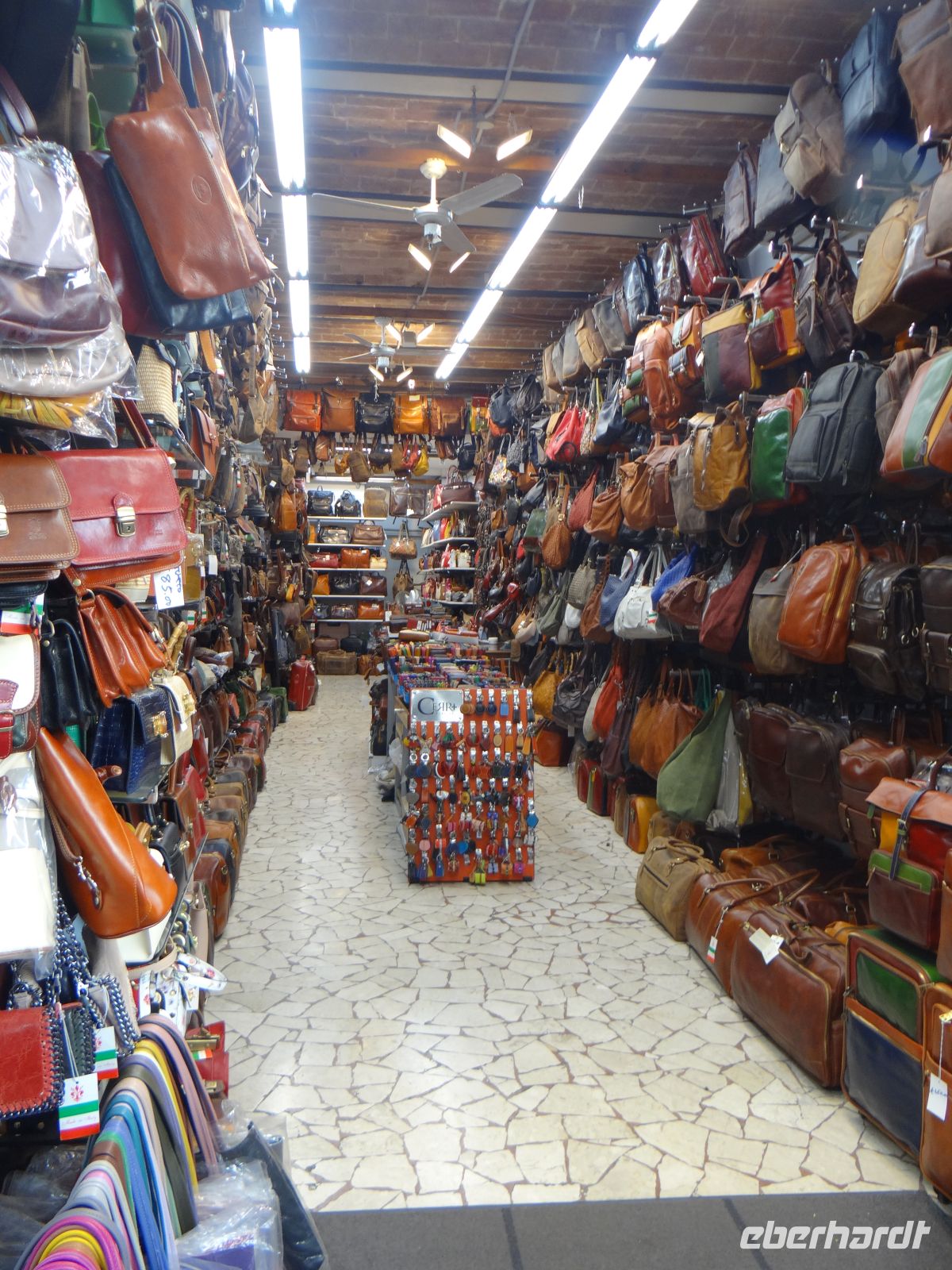 Florenz, jede Menge Lederwaren, Laden an Laden.  &ndash; &copy; Vivian Kreft (Eberhardt TRAVEL)