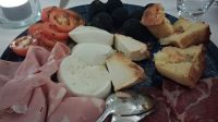 Abendessen im Hotel in Acciaroli - Antipasti Cilento mit Formaggio di Fossa (Höhlenkäse) &ndash; &copy; Anette Rietz (Eberhardt TRAVEL)