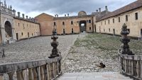 Eingangsinnenhof Kartause Padula mit Eingangstor &ndash; &copy; Anette Rietz (Eberhardt TRAVEL)