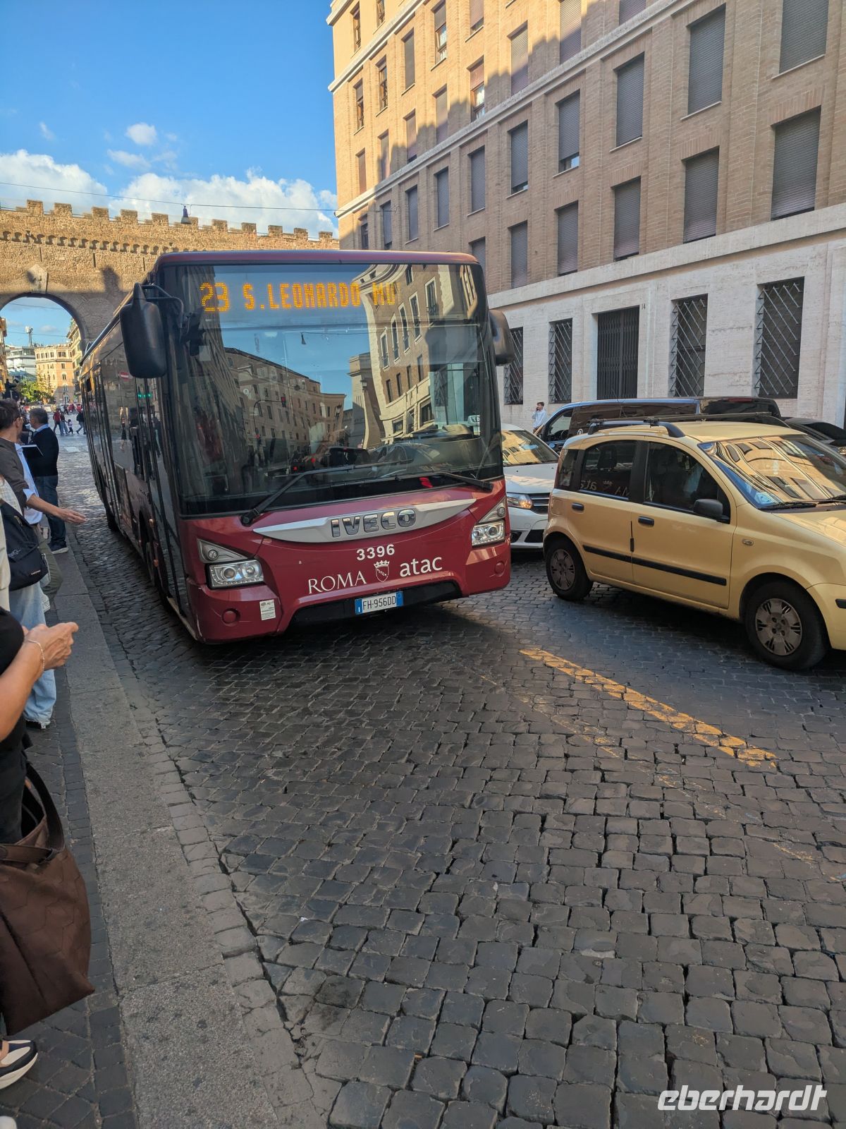 An diesem Tag fuhren wir zunächst mit dem Bus.jpg &ndash; &copy; Günter Thomas Menzel (Eberhardt TRAVEL)