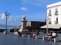 Entspannung an der Piazza - Denkmal für Umberto I. in Pizzo - Kalabrien &ndash; &copy; Marieta Beck (Eberhardt TRAVEL)