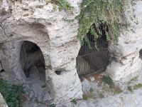 Kleine Steinhöhlen - Gerace - Kalabrien &ndash; &copy; Marieta Beck (Eberhardt TRAVEL)
