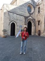 Unsere Reiseleiterin Maxin erklärt vor dem Dom - Tropea, Kalabrien &ndash; &copy; Marieta Beck (Eberhardt TRAVEL)