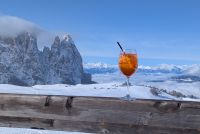 Aperol und Aussicht in der Laurinhütte  &ndash; &copy; Natalie Hady (Eberhardt TRAVEL)