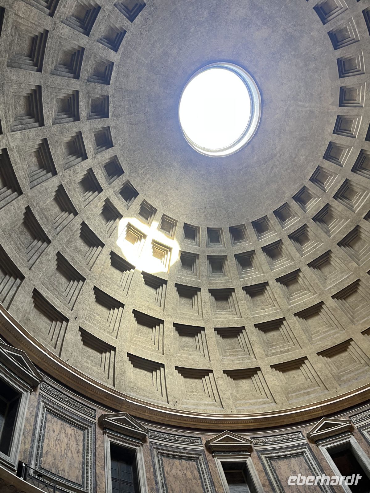 ROM - Pantheon- Lichtkegel vom 9.-12.04. & 09. - fällt er Mittags direkt auf den Eingangsbereich &ndash; &copy; Renate Grafe (Eberhardt TRAVEL)