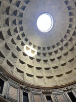 ROM - Pantheon- Lichtkegel vom 9.-12.04. & 09. - fällt er Mittags direkt auf den Eingangsbereich &ndash; &copy; Renate Grafe (Eberhardt TRAVEL)