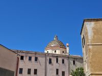 Alghero (Altstadt - Majolika-Kuppel der Kirche San Michele) &ndash; &copy; Katrin Deutschbein (Eberhardt TRAVEL)