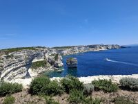 Bonifacio (Blick von der Oberstadt auf die Kalksteinklippen mit dem berühmten  
