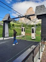 am Sella Joch - Stehgondeln &ndash; &copy; Betina Marinov (Eberhardt TRAVEL)