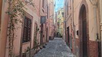 Gasse in Bosa &ndash; &copy; Anette Rietz (Eberhardt TRAVEL)