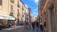 Hauptstrasse in Bosa am Sonntag &ndash; &copy; Anette Rietz (Eberhardt TRAVEL)