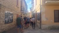 Gasse in Tempio Pausania mit Bezug Karneval &ndash; &copy; Anette Rietz (Eberhardt TRAVEL)
