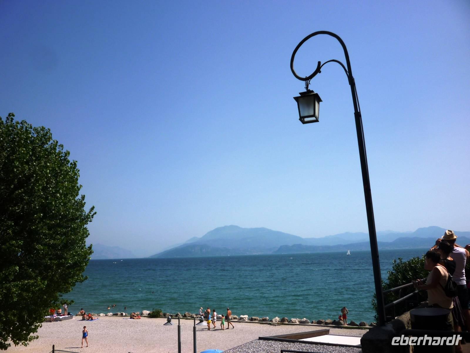 03.08.2013 Strandpromenade Sirmione &ndash; &copy; Jutta Petzold-Herrmann (Eberhardt TRAVEL)