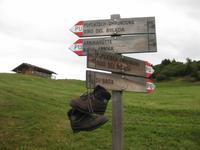 Wegweiser auf der Seiser Alm - ...und falls die Schuhe kaputt gehen &ndash; &copy; Annette Zocher (Eberhardt TRAVEL)