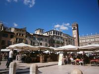 Piazza Erbe in Verona &ndash; &copy; Gabriele Schwarze (Eberhardt TRAVEL)
