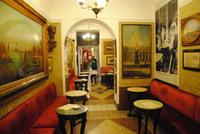 Cafe Greco - eines der Innenräume - Treff von deutschen Persönlichkeiten in Rom &ndash; &copy; Philipp Schmitz (Eberhardt TRAVEL)