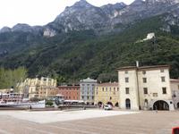 Riva del Garda - Rathaus und Monte Rocchetta