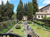 Garten zur Wohnung des Priors Kartause von Padula &ndash; &copy; Ria Heilmann (Eberhardt TRAVEL)